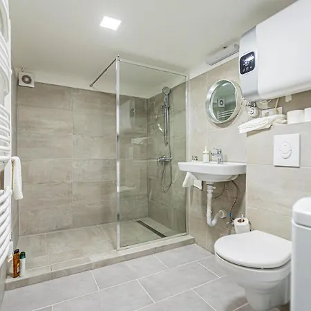 Cool In Budapest, Romeo Βουδαπέστη