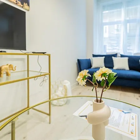 Cool In Budapest, Romeo