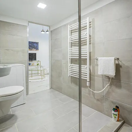 Cool In Budapest, Romeo Βουδαπέστη