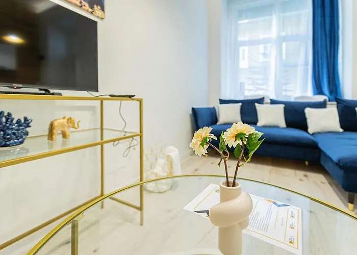 Cool In Budapest, Romeo