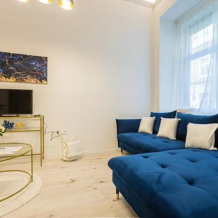 Cool In Budapest, Romeo * Budapest